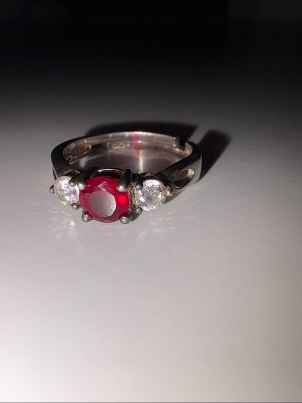❤️🔥3/10$❤️🔥Avon Sterling Silver Red Gemstone Three-Stone Ring